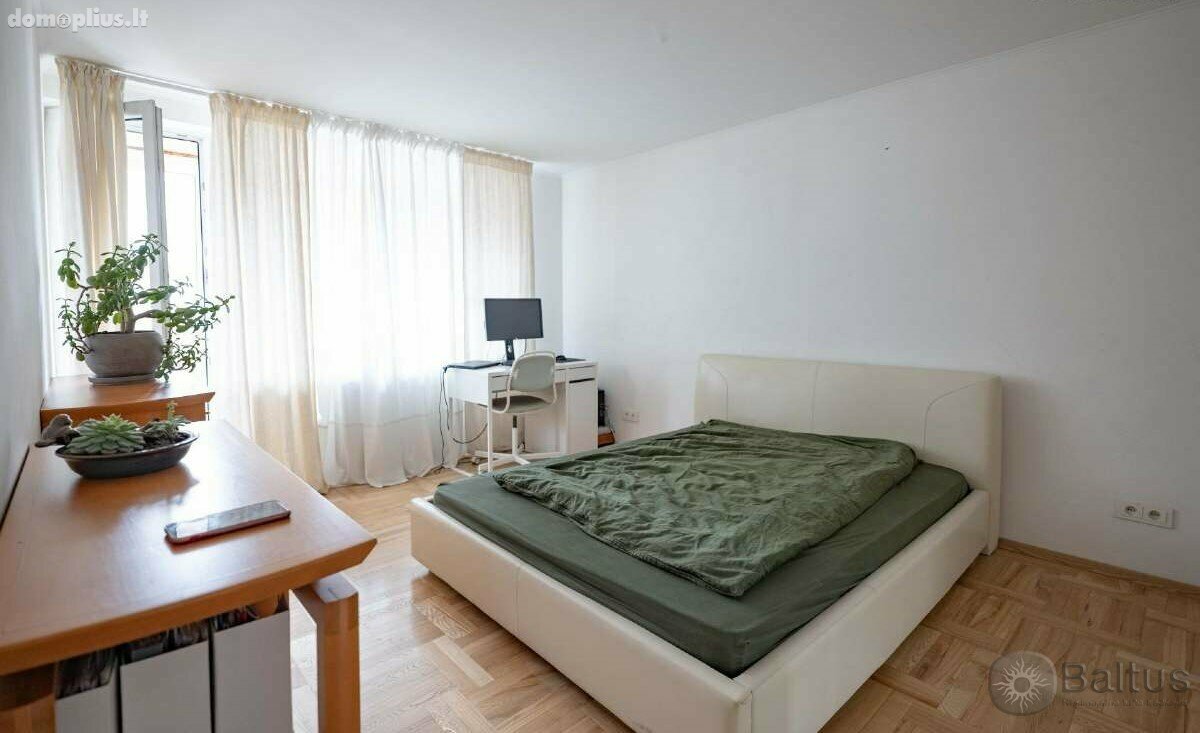 Parduodamas 3 kambarių butas Klaipėdoje, Senamiestyje, Tiltų g.