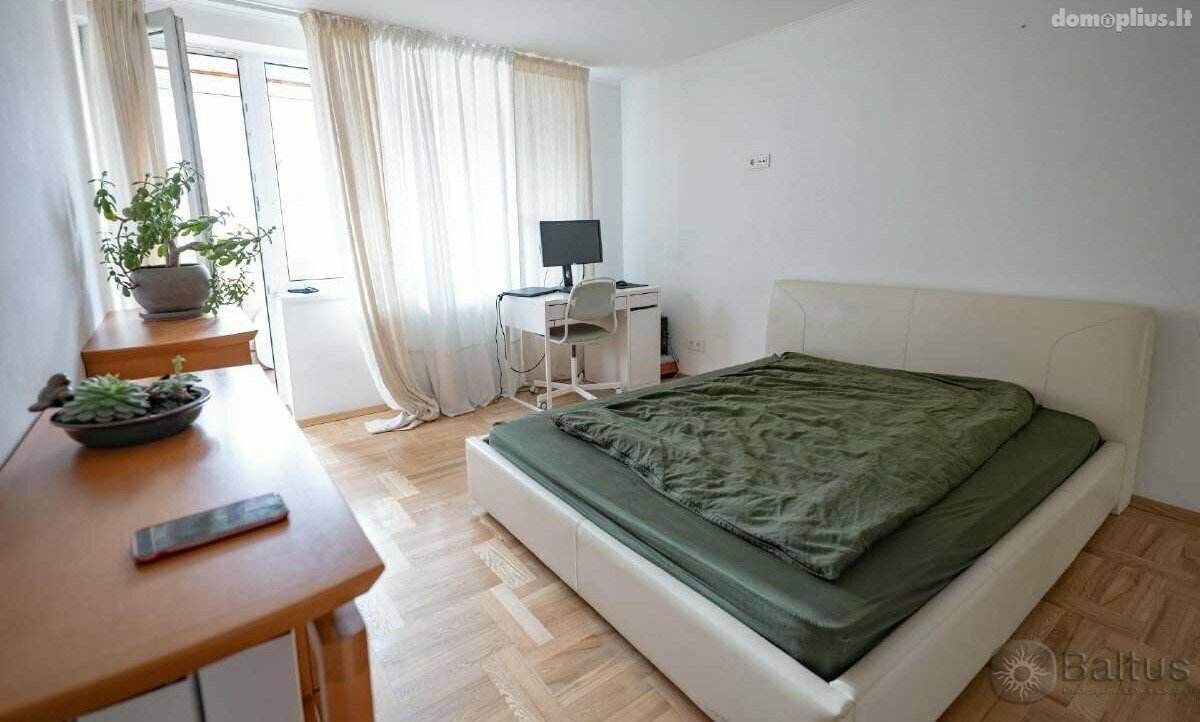 Parduodamas 3 kambarių butas Klaipėdoje, Senamiestyje, Tiltų g.