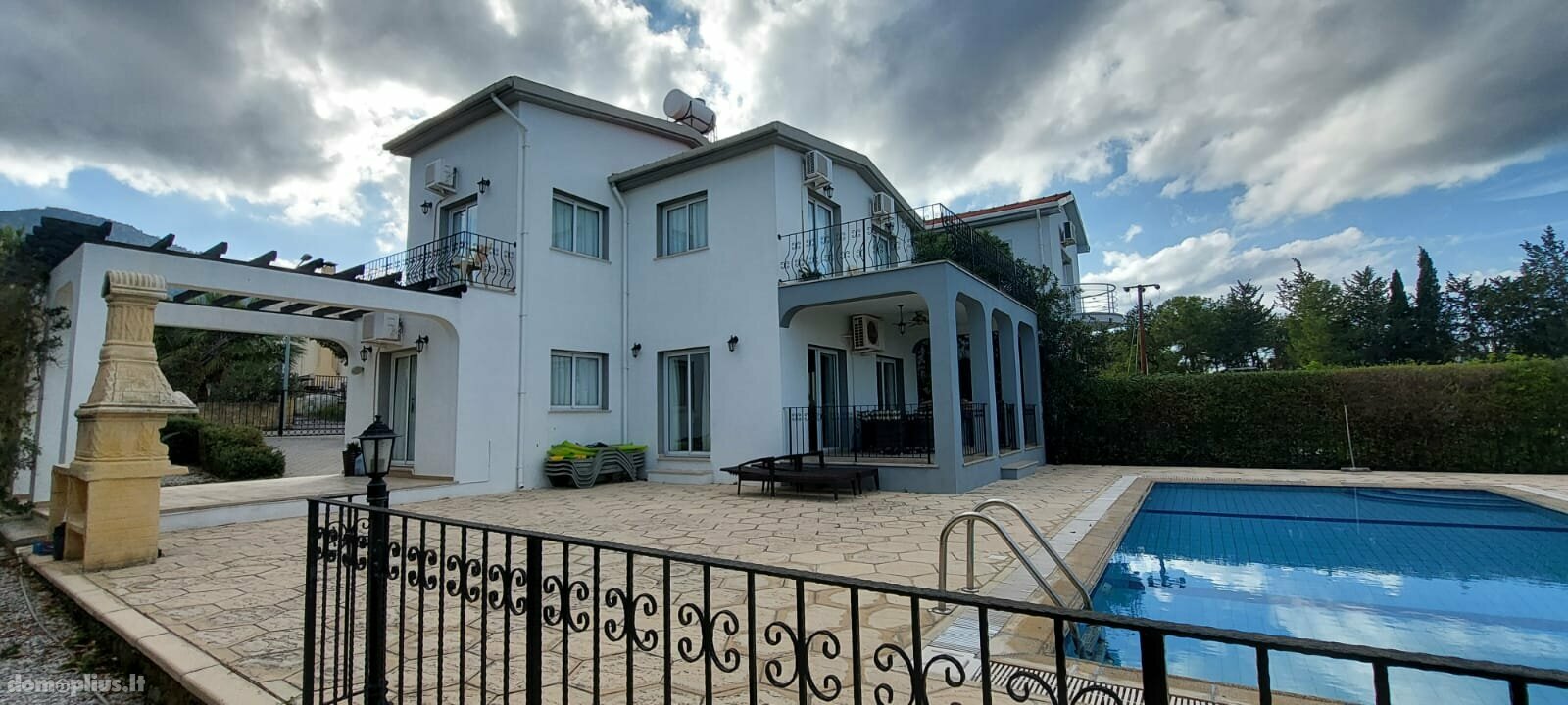 Parduodamas namas Kipre, Kyrenia