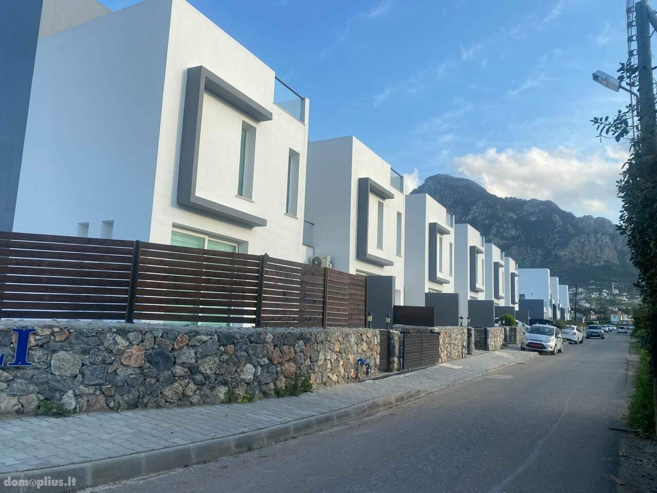Parduodamas sublokuotas namas Kipre, Kyrenia