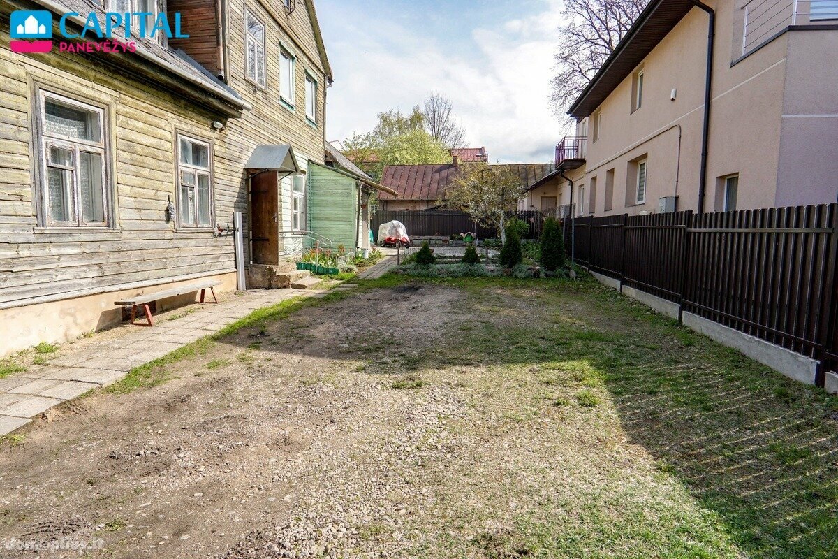 Parduodama gyvenamojo namo dalis Panevėžyje, Centre, J. Tilvyčio g.