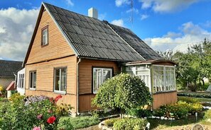 House Pakruojo rajono sav., Dvariūkuose, Sandėlio g.