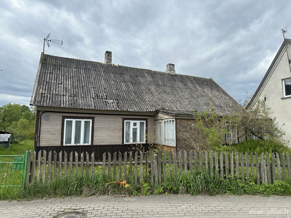 Parduodamas gyvenamasis namas Mažeikių rajono sav., Viekšniuose, Mažeikių g.
