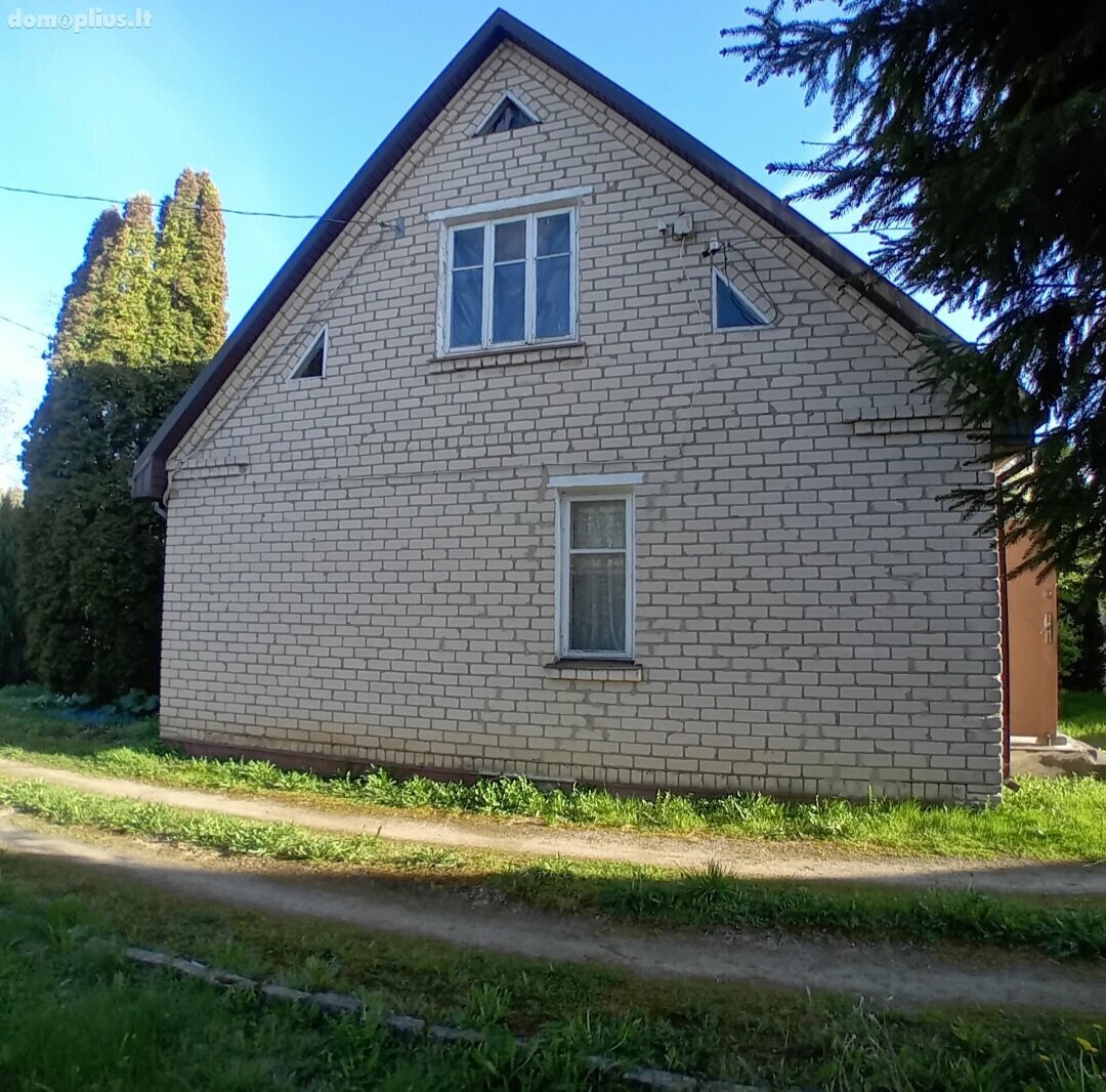 Parduodama sodyba Pakruojo rajono sav., Akmenėliuose, Ežerėlio g.
