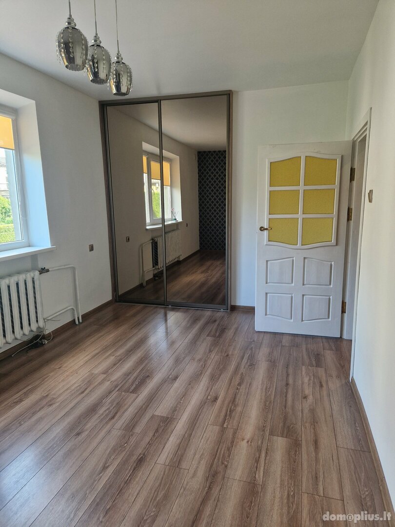 Продаётся часть дома Kelmės rajono sav., Kelmėje, Sporto g.