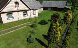 House Utenos rajono sav., Kaniūkuose, Žirgų g.